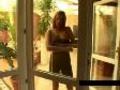 Jeune maman qui �vacue ses mont�es de lait