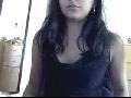 Brunette se pince les t�tons devant sa webcam