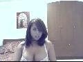 Gros seins et string br�silien se fout a poil en dansant