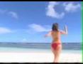 Asaitique qui prend ds poses tres sexy sur une ile d�serte