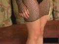 Blonde dans robe transparente te fais un strip des plus sensuel