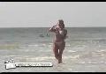 Belle blonde film�e sur la plage