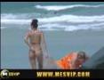 Y a du vent sur la plge mais les filles en string n ont pas froid au fesses 