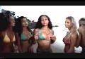 Des bombes qui chantent en maillot sur la plage