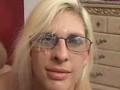 Blonde qui prend tout le sperme sur les lunettes