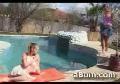 2 lesbiennes qui se chauffent au bord de la piscine