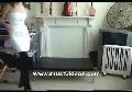 Brunette stripteaseuse se filme chez elle