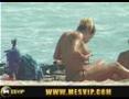 Une belle blonde gros seins qui se tartine de la creme solaire