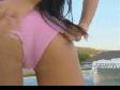 Lolita en maillot rose a de jolis seins refaits