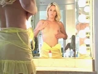 Blonde trop bonne dans sa salle de bain