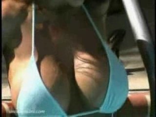 Brune qui trempe ses grosses bou�es dans la piscine