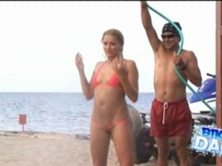 Un bikini aussi petit tu as jamais vu