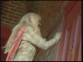 Blonde qui tombe le jeans sur le pallier et y a des amateurs au judas