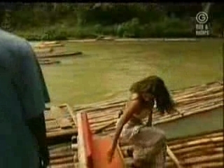 Indonésienne canon en paréo sur une pirogue