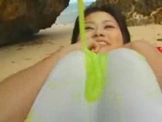 Asiatiques qui se fait tartiner un liquide vert et gluand 